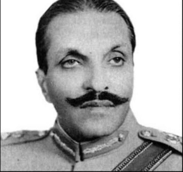 11 yllk liderliinin ardndan 17 Austos 1988'de ABD bykelisinin ve kurmaylarnn da bulunduu uan drlmesi sonucu hayatn kaybetti. lmnn ardndan seimleri ak farkla kazanan Zlfikar Ali Butto'nun kz Benazir Butto babakan oldu.