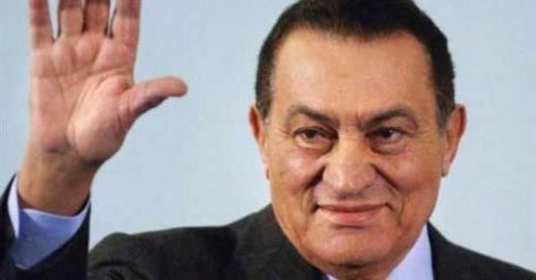 Salk sorunlar nedeniyle Kahire'de bir hastanede tedavi gren devrik lider, ilk durumaya 3 Austos'ta sedye ile getirildi ve duruma salonunda demir kafes ardndan yatarak ifade verdi.