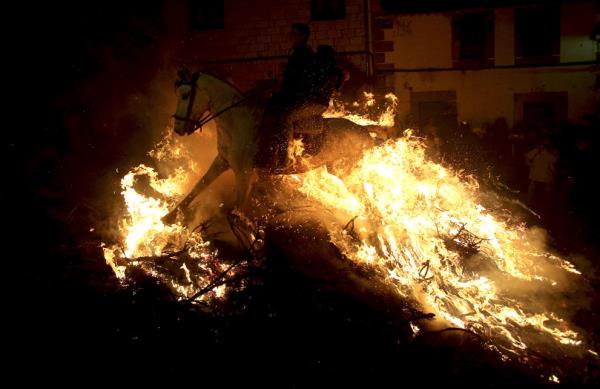 <b>Yaklak 100 spanyol atlarna binerek gece karanlnda atein zerinde atlad. Ama eski bir gelenei srdrmek.</b>