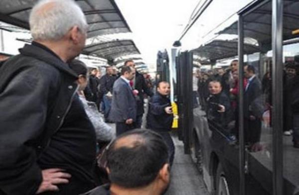 nk bilindii gibi, yanl hatrlamyorsak toplam 4 farkl metrobs arac bulunmakta. Metrobs ayn hizada dursa bile, arka kaplarn denk geldii ksmlar, deikenlik gsterebiliyor.