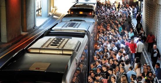 Gnde 3 milyon insann kulland ve ulam byk lde rahatlatan metrobste yolcularn kalabalk nedeniyle zor anlar yaad da oluyor. Ancak bundan kurtulmann yollar da var...