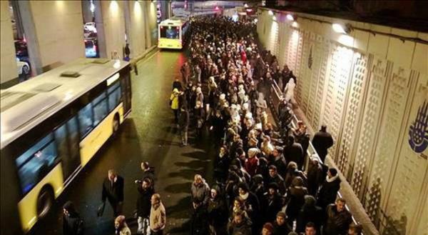 <p><b>3. Pusuya yatn </b></p>  Kendinize gvenin. Baktnz ki durak ok kalabalk ve kaplarn duraca lokasyonlar dolu, o halde kapnn bir 5 cm uzanda pusuya yatn.