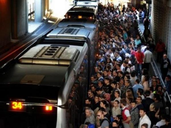 Metrobse biner binmez ierilere doru ilerlemeye aln. Kimse yerinden kprdamyor olsa bile, "affders.., bir dkk, geebilir miy" diye diye ilerlemeye gayret gsterin.