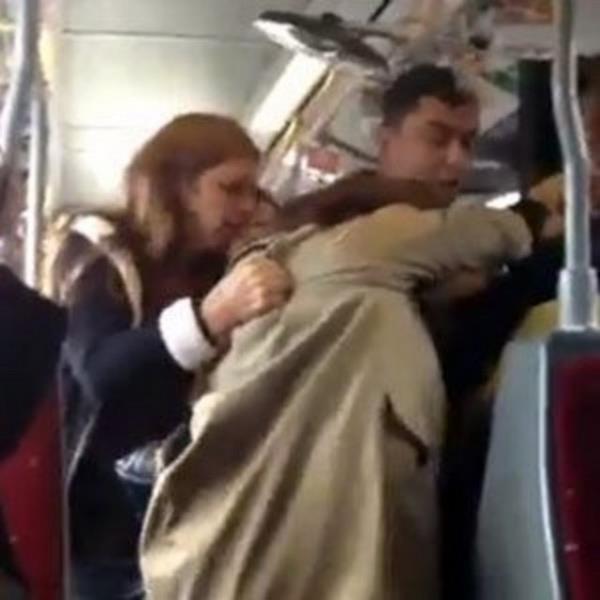 Aksi takdirde, kap nndeki kalabaln iinde kaybolur gidersiniz. Kimse sizi gremez, sesinizi duyamaz. Klrsnz, yapa yalnz kalrsnz.