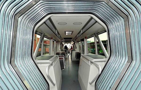 <p><b> 4.Olaanst durumlarda krkte kaln</b></p>  Metrobsn krk blm, ara duraklardan binen yurttalarmzn snadr adeta. Ayakta kalan yolcular iin tek oksijen kaynadr da diyebiliriz.