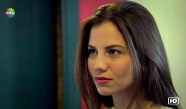 Derya Beerler ilk bakta kendisinden nce tannan ablasn andryor.