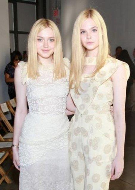 Elle ve Dakota Fanning de oyuncu kardeler.