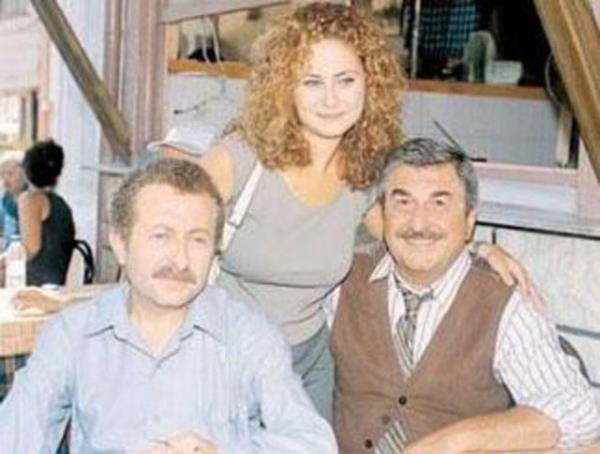 Esra Akkaya TV seyircisinin hayatna Mahallenin Muhtarlar dizisiyle girdi.