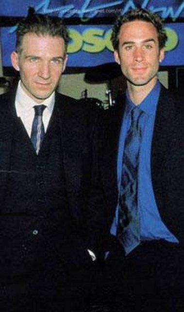 Ralph Fiennes kardeinin mesleki anlamda da destekisi.