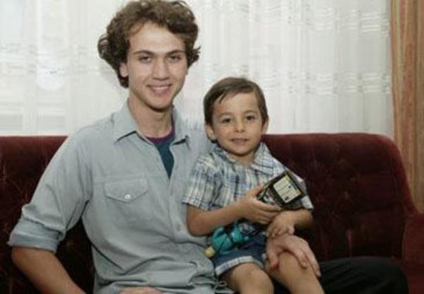 Dizinin ana kadrosunda yer alan ynemli, daha sonra sinema filmlerinde de rol ald.