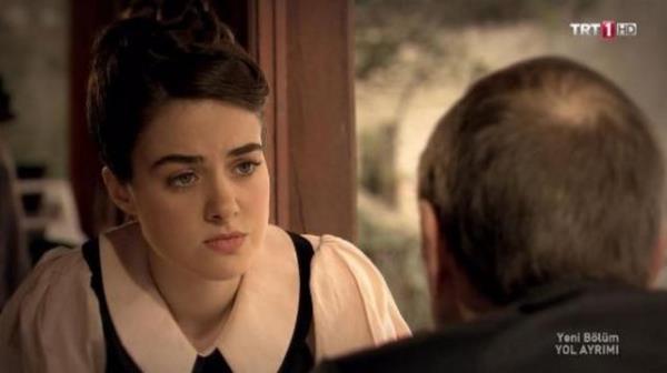 Daha nce yol Ayrm dizisinde kamera karsna geen Bensu Soral, Hande Soral'n kardei.