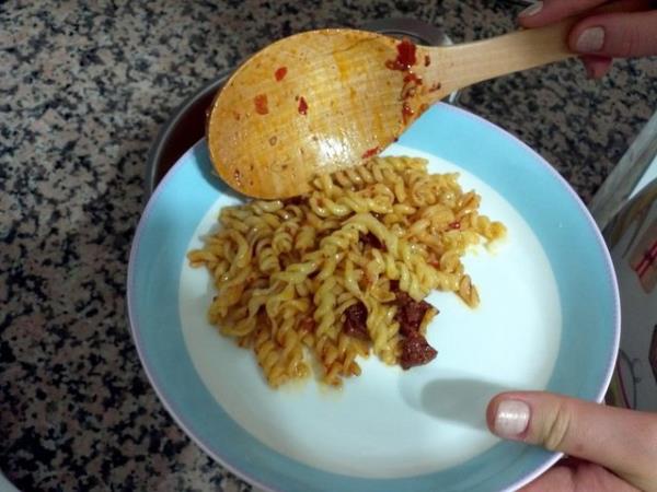 Devre arasnda hala iinde su kaldysa tencerenin kapan kapatp lavabodaki en kirli taban zerine doru dkyoruz.  <p> Not: Fayansa frlattnz makarnay bi ara oradan aln. Sayca fazlalatklarnda bazen hangisini frlattnz karsyo.</p>