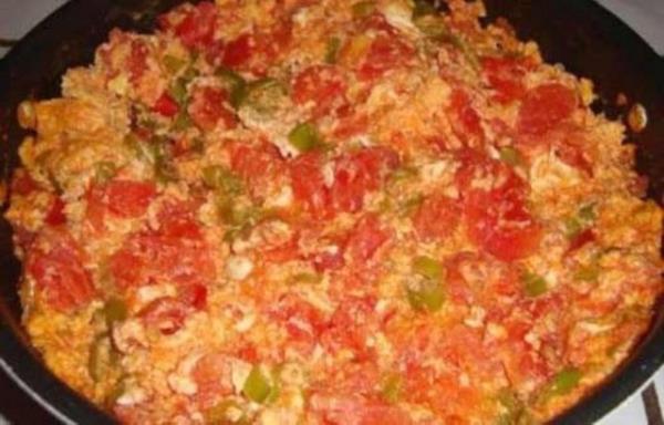 <b>Biberli Domatesli Yumurta:</b> Her gn domatesli biberli yumurta yemekten skldmzda yapabileceimiz bu enfes yemek tpk biberli yumurtal domates gibi piiriliyor.