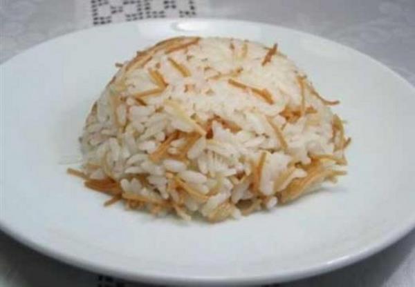 <b>Pilav:</b> Pilav aslnda basit bir yemek deil. Aranan kriterler var. Tuzlu yumuak ve tane tane olmas gerekiyor. Sonuncusu kolay.Pirinleri tek tek piirdiinizde tane tane oluyorlar ama uzun sryor.Maharet hepsini bir arada piirebilmekte.