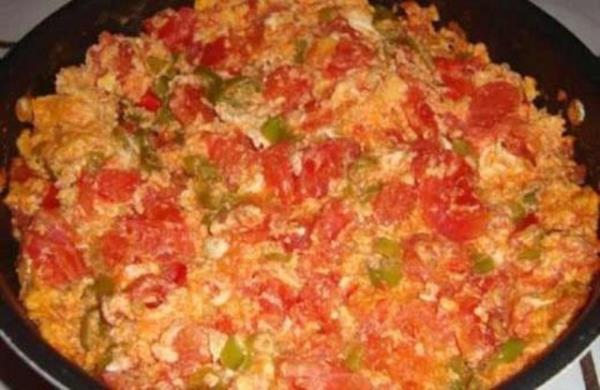 <b>Domatesli Biberli Yumurta:</b> Byke bir tavaya ya domates ve biber bir ark ayoruz. ark bitmek zereyse yumurtalar eklemenin zaman gelmi demektir. Yumurtalar krp arky kapatyoruz. Pimitir herhalde ocan altn sndrelim.