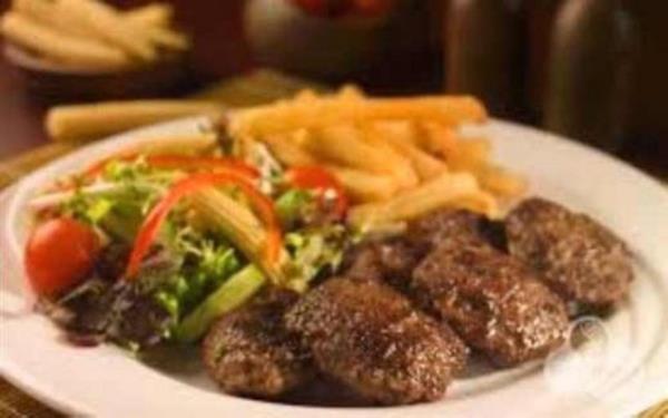 <b>Hazr Kfte:</b> Bu da nispeten zor bir yemek. Bir miktar sv ya teflon tavaya koyup kfteleri iine diziyoruz. Kfteler tavayla ayni renk olmadan altn kapatmak gerekiyor. O yzden banda beklemek lazm.