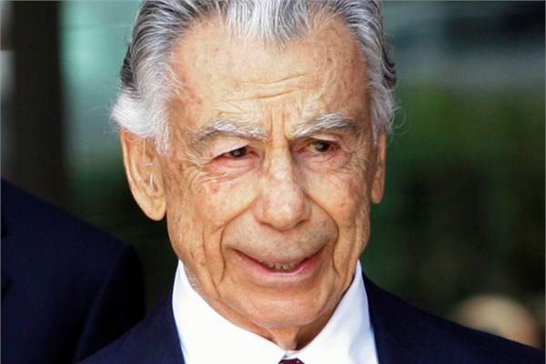 <p><b>Kirk Kerkorian</b></p>  Las Vegas'n en byk otelcilerinden biri olan Kirk Kerkorian, Ermenistan'dan ABD'ye gen ailelerden. Okul hayatn yarda kesip, boksrlk yapan Kerkorian, kinci Dnya Sava srasnda ngiltere Hava Kuvvetleri'nde grev ald. u anda 3,9 milyar dolarlk servete sahip.