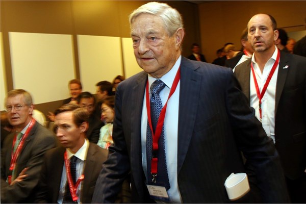 <p><b>George Soros</b></p>  Kresel ekonominin en etkili yatrmclarndan George Soros, genlik yllarnda Nazi'lerin Macaristan saldrsnda Londra'ya kat. ngiltere'de olduka fakir bir lise hayat yaad. Soros u anda 20 milyar dolarlk kiisel servetin sahibi.