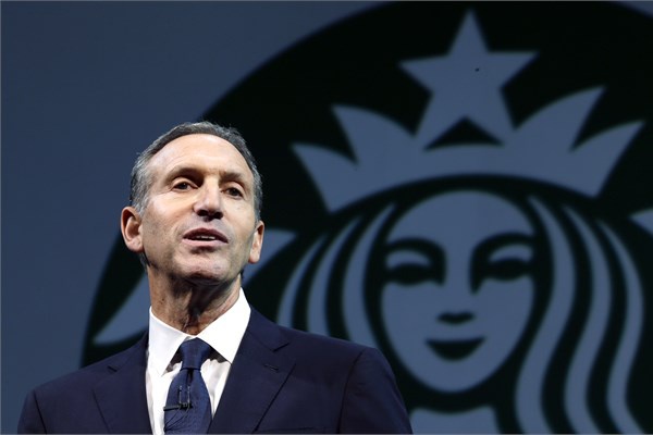 <p><b>Howard Schultz</b></p>  Dnyann en byk kahve zinciri Starbucks'n CEO'su Howard Schultz, olduka fakir bir ailede byd. Schultz, niversiteyi futbol bursuyla kazand. Mezun olur olmaz Xerox irketinde almaya balad. Sonrasnda o zamanlar sadece 60 ubesi olan Starbucks'ta almaya balad. u anda 2 milyar dolar kiisel serveti var.
