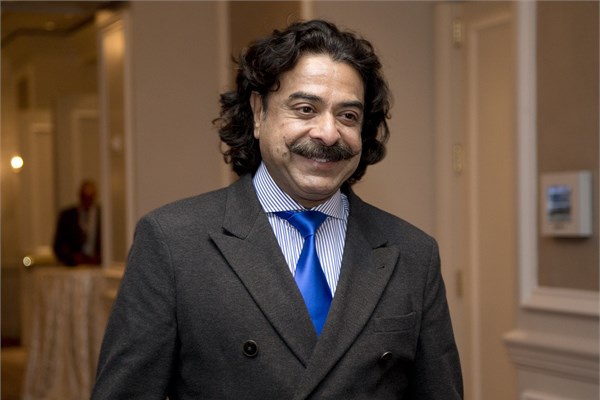 <p><b>Shahid Khan</b></p>  Otomotiv sektrnn en byk yedek para tedarikilerinden biri olan Flex-N-Gate'i kuran Pakistanl Shadid Khan, lkesinden ABD'ye geldiinde saati 1 dolara bulak ykad. u anda 3,8 milyar dolar serveti var.