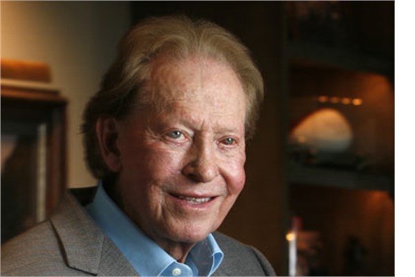 <p><b>Harold Simmons</b></p>  irket satn almalar konusunda bir efsane olarak bilinen Harold Simmons, elektrik ve su sisteminin olmad bir gecekonduda dnyaya geldi. Kendi abalaryla Teksas niversitesi'nden burs kazand ve ekonomi eitimi ald. Simmons getiimiz gnlerde 82 yanda hayatn kaybetti. Geride 40 milyar dolarlk servet brakt.