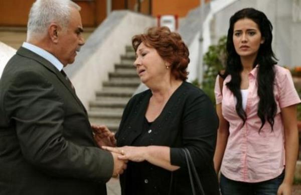 Fahriye Evcen ilk oyunculuk denemesinde byk bir baar elde etti.