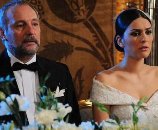 Dizideki rol arkada Halit Ergen'le evlenen Korel, iki sezondur Karaday dizisinde rol alyor.