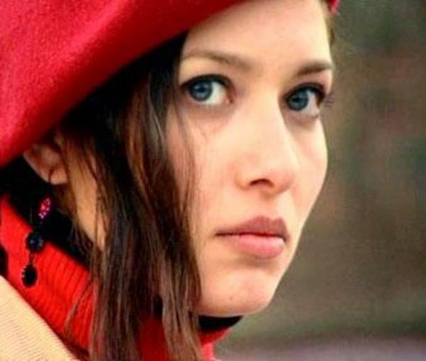 O dizi bitince uzun mrl olmayan baka bir yapmda da oynad. Ama sonra onu bir anda zirveye karan dizi geldi: Asmal Konak.