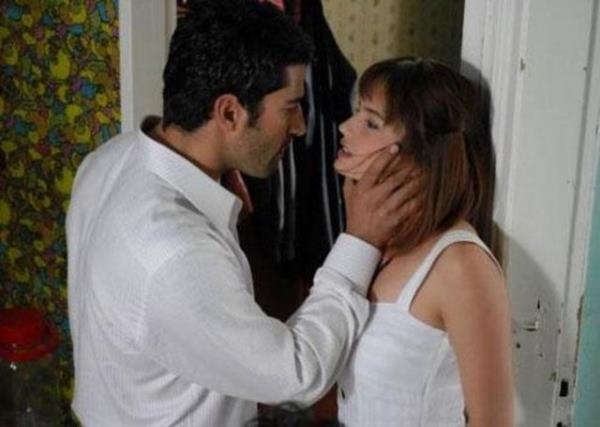 Selin Demiratar, Ac Hayat ile dikkat ekti.