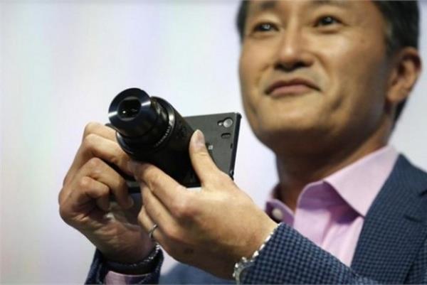 Sony Xperia Z1 Sony'nin su ve toz geirmeyen koruma teknolojisine sahip olan Z1'in en byk zellii, 20.7 megapiksellik kameras. Telefon, 27 mm geni a, F2.0 aklnda G Lens ile sunuluyor.