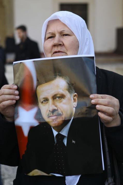 Bosna Hersek'in ilk cumhurbakan merhum Aliya zzetbegovi'in dava arkada, Gen Mslmanlar Tekilat'nn kurucularndan smet Kasumagi,