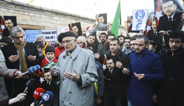 Bosna Hersek'in bakenti Saraybosna'daki tarihi Gazi Hsrevbey Camisi'nde, Babakan Recep Tayyip Erdoan ve Trkiye iin dua edildi.