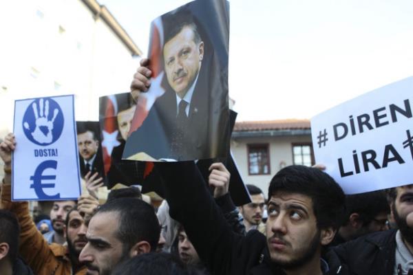 Gazi Hsrevbey Medresesi rencileri ve merhum Aliya zzetbegovi'in kurucusu olduu Demokratik Eylem Partisi (SDA) Stari Grad Tekilat'nn desteiyle Cuma namaznn ardndan edilen duaya, Trk ve Bonak renciler,