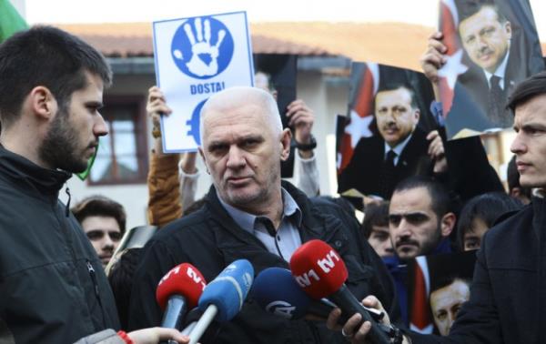 duann ardndan yapt aklamada, ''Bosna Hersek'in byk dostu'' Babakan Erdoan'a yaplan duann ve onun fotoraflarnn Gazi Hsrevbey Camisi'nin avlusunda bulunmasnn kendisini ok mutlu ettiini syledi.