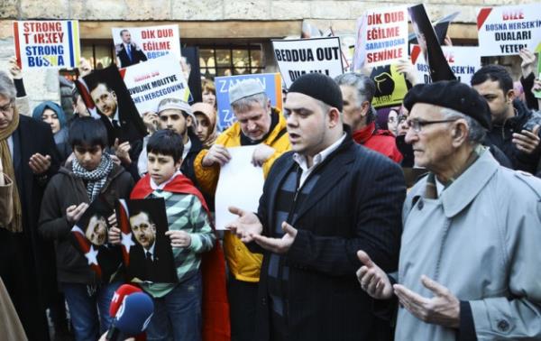 Trkiye'de son zamanlarda yaanan olaylar dolaysyla Uluslararas Saraybosna niversitesi (IUS) rencilerinin giriimi ve Milli Trk Talebe Birlii (MTTB),