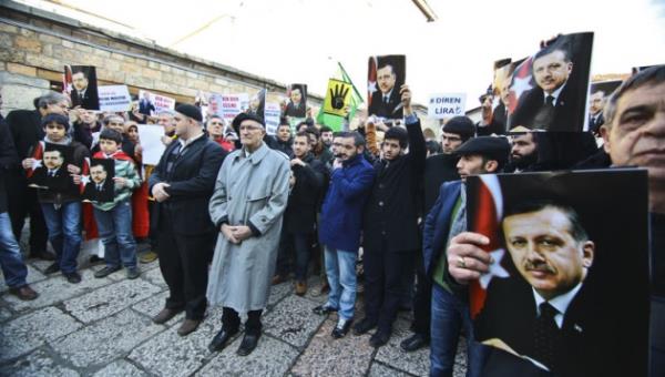 Uluslararas Saraybosna niversitesi retim Grevlisi Mirsad Kari de bugnk organizasyonun, Bosna Hersekliler'in Trkiye'deki Mslmanlar iin yapabileceklerinin yannda az olduunu belirterek, Trkiye'deki Mslmanlar'n bir ve btn olmas gerektiini syledi.