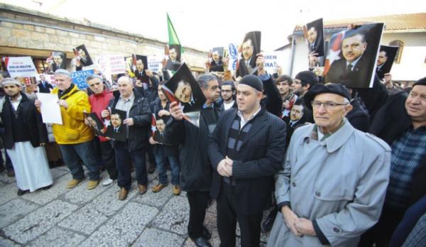 Duann ardndan tekbirler getiren vatandalar, Babakan Erdoan iin ''Dik dur eilme, Bosna seninle'' sloganlar att.