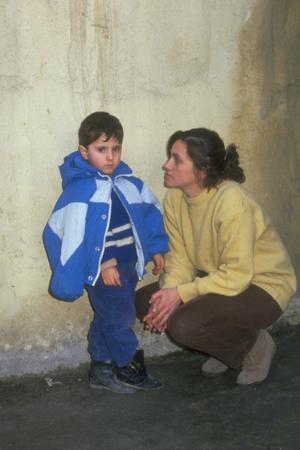 <p><b>OZAN BLEN</b></p>    Be yandaki bir ocuun gzyle kadnlar hapishanesinin anlatld 'Uurtmay Vurmasnlar' adl sinema filmindeki rolyle tannd. O kadar baarl oldu ki daha 5 yanda Altn Portakal Jri zel dlne layk grld.