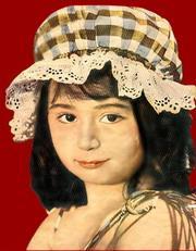 <p><b>HEP OCUK OLARAK GRMEK STEDK</b></p>    Byyp gen kz olunca birka tane gen kzlk filmi de oldu.Kimi barol, kimi 2.-3. derece rol olmak kaydyla; ama dnya ocuk starlar iin sylenen ey doru herhalde ki, pek parlak sonular vermedi. nk seyirci yllarca gznde, gnlnde ?ocuk? olarak kabul ettii yz, bir erkein sevgilisi rolnde benimseyip, onunla zdeleemiyor dnyann neresinde olursanz olun. Zaten o da sevmedi o ara sinemay.