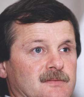 <p><b>TALHSZ BR KAZA...</b></p>    1959 doumlu mercik ya da gerek adyla mer Dnmez, 4 yanda kamera karsna geti. 60l ve 70li yllarda 40a yakn filmde oynad. Ama pek ok ocuk yldzn kaderinden farkl olmad onunki de. Bydke poplerliini kaybetti. 17 yandayken geirdii talihsiz bir kaza nedeniyle de sol gzn. Ksacas onun iin 'film bitti'. Sonra bir sre bfecilik, taksicilik yapt. Zeynep Deirmenciolunun emlak ofisinde alt. imdi 50li yalarna merdiven dayayan mercik, kinci Bahar dizisinde bir kuruyemiiyi canlandrd. Artk, eski parlak gnlerinin ok uzanda bir yaam srdryor.