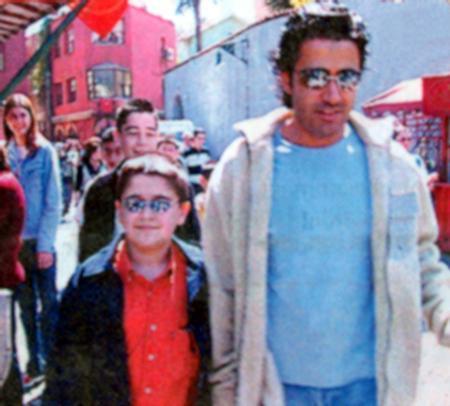 <p><b>KK EMRAH BABA OLDU</b></p>    Uzun sre albmlerinden daha ok babalk davas ile gndeme geldi. Defalarca yaptrd babalk testi de eletirilerin oda oldu.