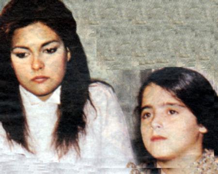 <p><b>MNE AYIROLU</b></p>    alkuu'ndaki oyunculuu hl akllarda. Mine ayrolu "Yeniden Domak" ve "Berdel" filmleri ile ocuk yata byk deneyim kazand.