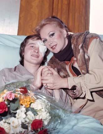 <p><b>YARIMADA KNC OLDU</b></p>    Filmlerdeki deimez rol arkada ve gerek hayattaki kuzeni Zeynep Deirmenciolunun (Ayecik) babas senarist Hamdi Deirmenciolu onu Ses dergisinin ocuk yldz yarmasna sokmasayd belki de hayat ok farkl bir ekilde ilerleyecekti. Yarmada birinci deil ikinci oldu ama yine de Yeilam kaplar onun iin ardna kadar ald.