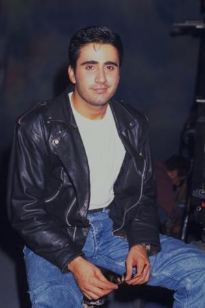 90l yllarla birlikte sakallar kmaya balayan Emrah, popleritesini yitirmeye balad. zm olarak pop mzie ynelen Emrahn yeni imaj bata ok yadrgand. zellikle dans figrleri nedeniyle bir sre memleketine bile gidemedii iddia edildi.