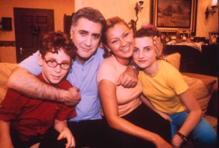 <p><b>KRZE OCUK ZM</b></p>    ocuklar Duymasnn yaynland dnemde yaanan ekonomik krizinde etkisiyle bir ok aile ocuunu Ayn Havu diyerek ajanslara gtrd.