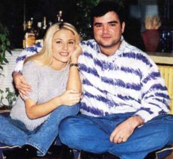 Ama dnemin sinemaseverlerinin gnlnde 1974 Kbrs karmasn konu alan Sezercik Kk Mcahit filmindeki rolyle taht kuran Sezercikin hayat yetikinlii dneminde ok farkl bir yola girdi. Bir ka filmin yapmcln stlendiyse de sinemada eski parlak gnlerine bir trl dnemedi.Einin intihar ise onun hayatnda farkl bir dnm noktas oldu