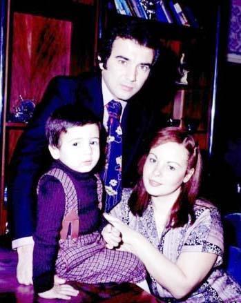 <p><b>EMLAKI OLDU</b></p>    Dnemin nl futbolcularnda Serkan Acar ile evlenince sinemaya da veda etti. O pek ok ocuk yldzdan daha anslyd. yi bir evlilik yapt sonra da bir emlak brosu at. Yldz olduu gnler ise artk ok gerilerde kald.