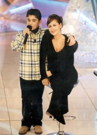 Yine bir programda Hlya Avarn kucana oturunca bir anda Trkiyenin gndemine oturdu. Ardndan "brahim Tatlses de okumad, onun imdi ua var." diyerek okulu brakacan aklayan Kk bo, dnemin Devlet Bakan Ilay Saygn'n devreye girmesiyle okuluna devam etmiti.