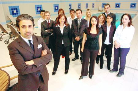 <p><b>EN AKILLI O IKTI</b></p>    Kk yldzlarn iinde belki de en akll davranan Emrah oldu. Yeni fiziki geliimini uygun olarak kendine yeni bir yol seen Emrah ,ok zorluk ekse de hretini hep belli bir seviyede tutmay baard. Bir yandan da ekonomik olarak ok iyi yatrmlar yapan Emrahn bugn 80 tane dairesi olduu konuuluyor. Dn bir oyuncam bile olmad diyen Emrah, bugn ilerine daha abuk gidebilmek iin bir helikopter almann planlarn yapyor.