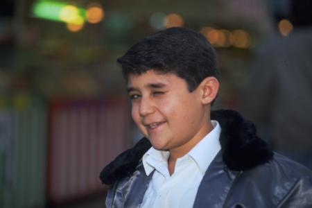 <p><b>KK BO</b></p>    90l yllarn ortasnda hayatmza birden Kk bo girdi. Doutan gelen yank sesi ve hazrcevaplyla byk sempati toplad. Artk hret olmu ve programlardan programlara koturuyordu.